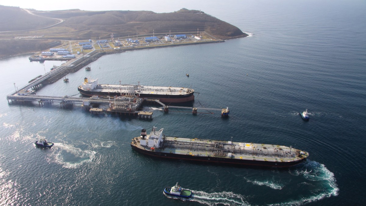 Las exportaciones de crudo ruso caen a su nivel más bajo desde mayo en medio de la recuperación de refinerías y las interrupciones en puertos