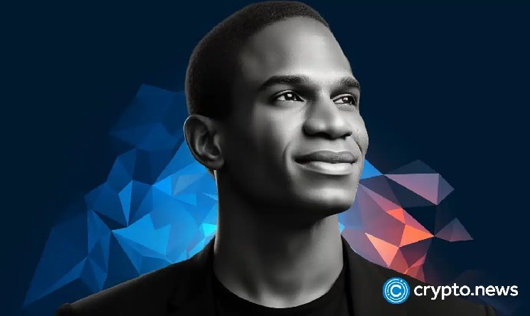 Arthur Hayes podtrzymuje prognozę bitcoina na poziomie 1 mln USD do 2030 r., wskazując na ryzyko kredytowe związane z AI