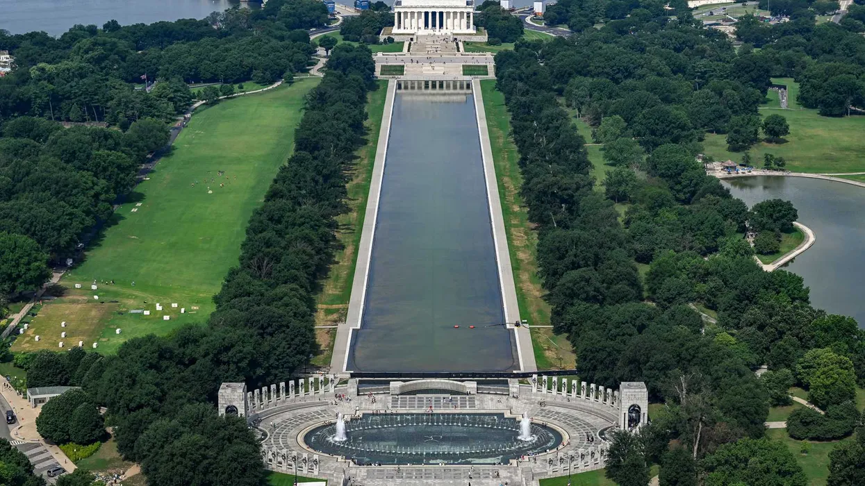 La administración Trump es acusada de apresurarse a destruir evidencia en el caso de vandalismo del Reflecting Pool del Memorial Lincoln