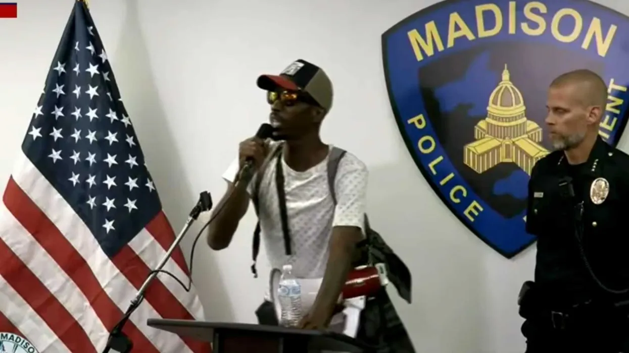 Manifestante arrebata el micrófono al jefe de policía de Madison durante conferencia sobre tiroteo fatal