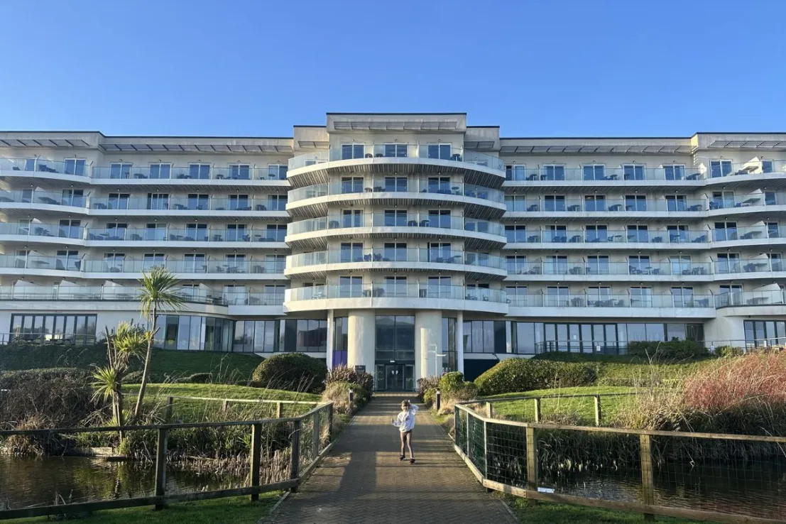 希爾頓與Butlin's批評被排除於商業稅率減免計劃外