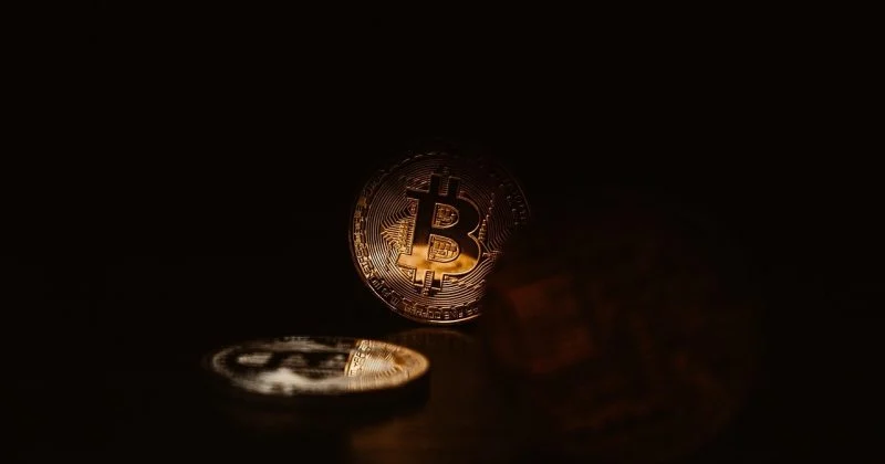 Bitcoin sottoperforma rispetto al dollaro USA mentre la divergenza del 2026 interrompe un pattern decennale