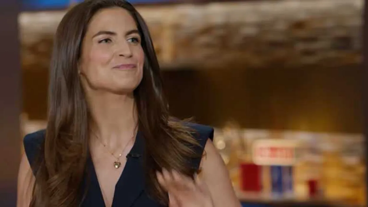 Prowadząca CNN Kaitlan Collins pozornie „przypina” Trumpa kubkiem z napisem „America Needs Nasty Women”