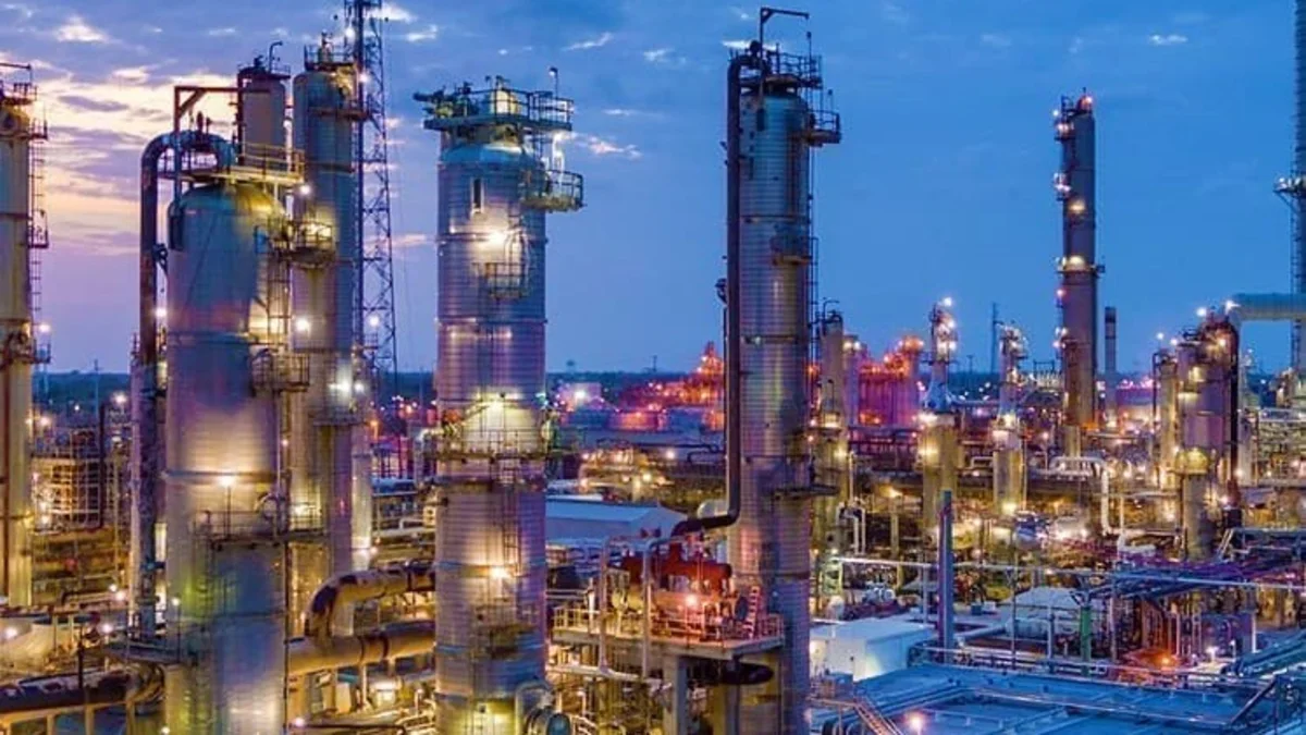 Oil Market Glut Narrative Recedes as Supply Chokepoints Tighten