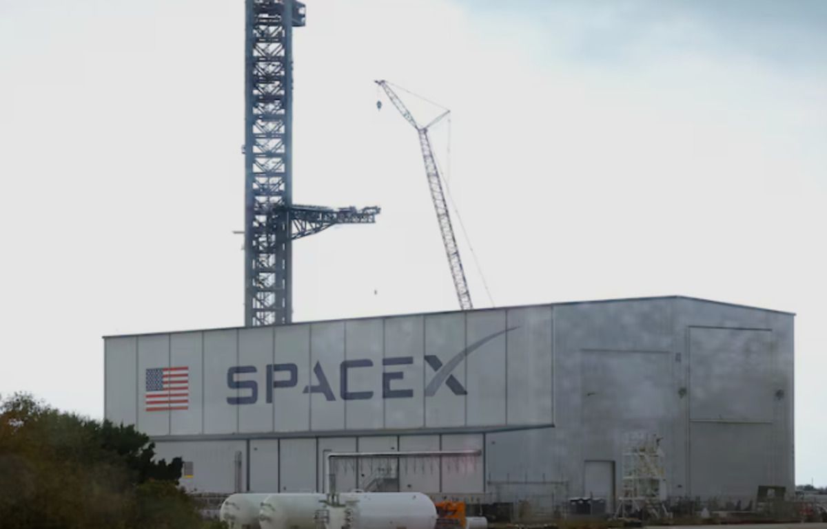 Акции SpaceX снижаются под давлением задержек запусков и коротких продаж