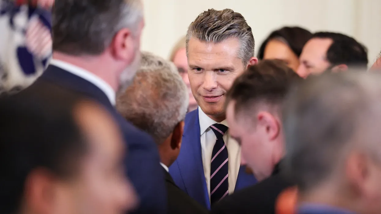 Les organismes de contrôle éthique examinent les nominations de Hegseth au Defense Policy Board en raison de liens avec l'industrie de la défense