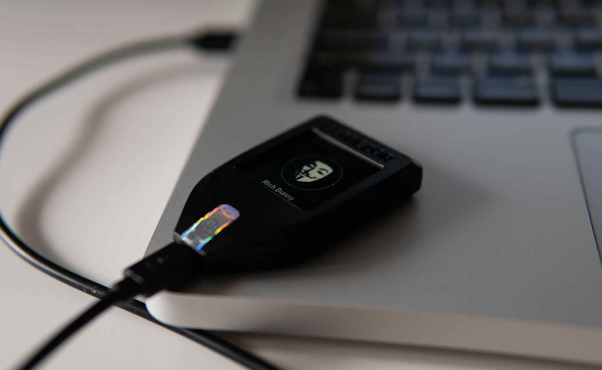 Porównanie portfeli sprzętowych 2026: Ledger kontra Trezor — nowe modele, nowe ryzyka