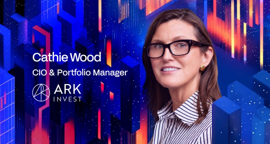 Cathie Wood z ARK przewiduje deflacyjny boom technologiczny, odwrócenie krzywej dochodowości bez recesji i większą rolę dla Bitcoina