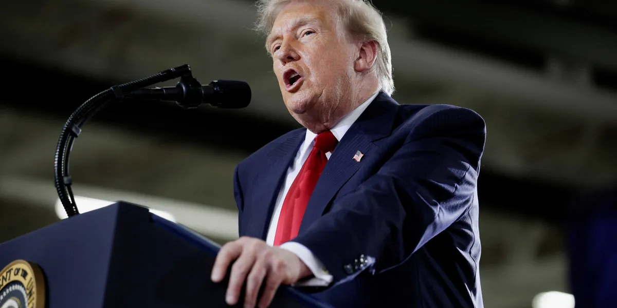 Trump fährt bei Michigan-Kundgebung gegen Zwischenrufer wegen Epstein-bezogenen Protests aus der Haut