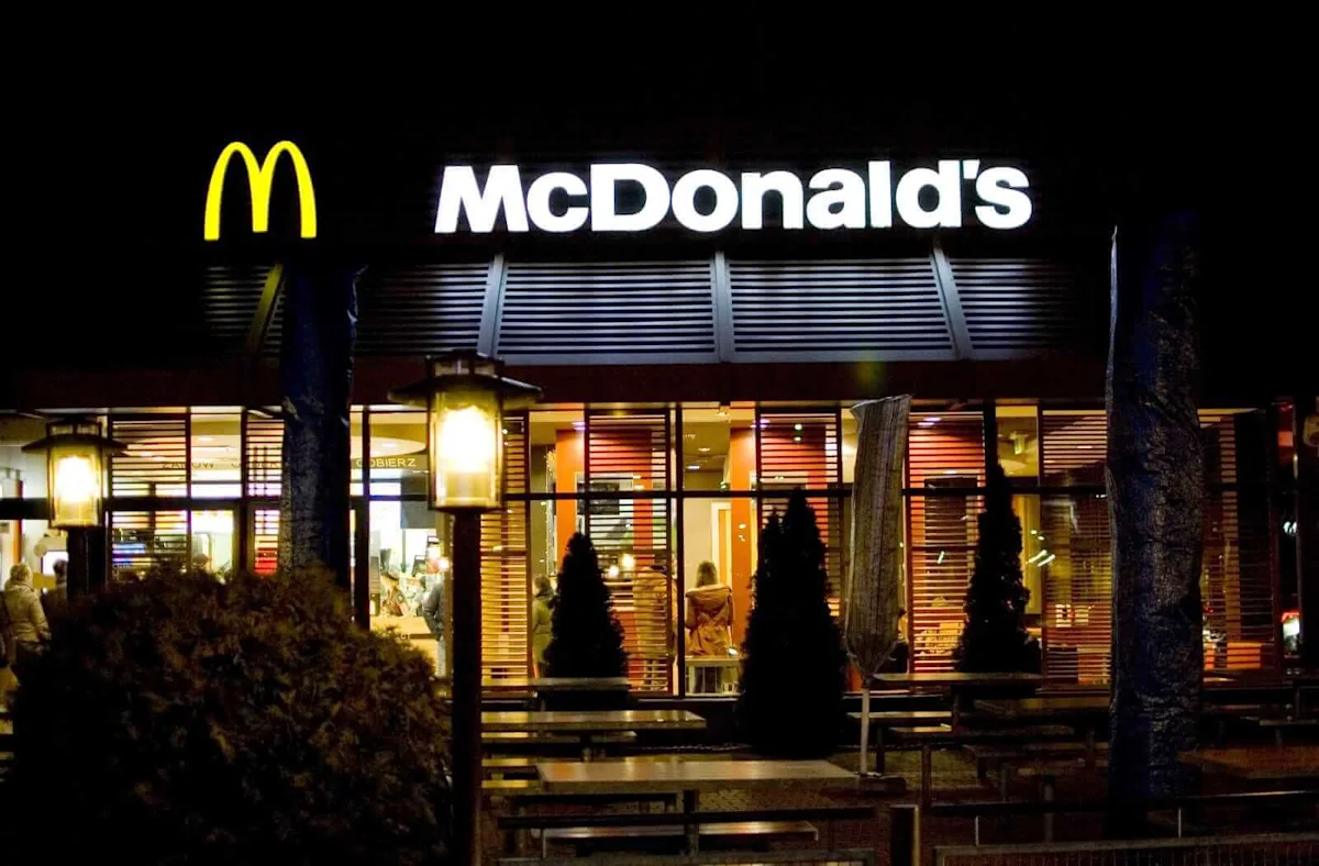 McDonald's выходит на рынок энергетических напитков с Red Bull Dragonberry Energizer на фоне слабых акций в 2026 году