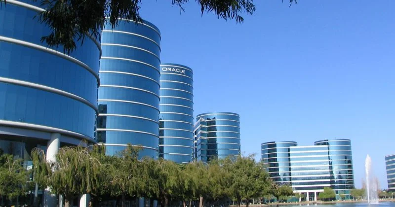Акции Oracle рухнули на 12% из-за плана инвестиций в ИИ-инфраструктуру на $70 млрд, вызвавшего опасения инвесторов