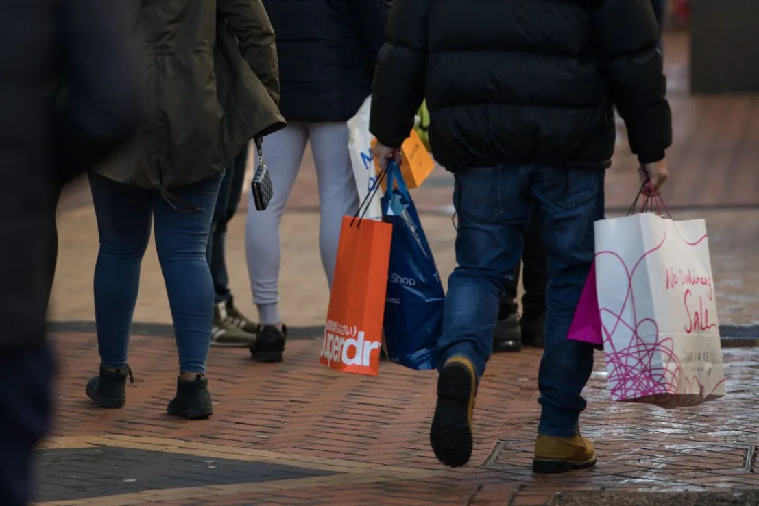 La confiance des consommateurs britanniques augmente pour le quatrième mois consécutif, selon l'enquête GfK