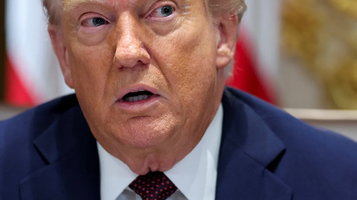 Попытки Трампа ограничить голосование по почте встречают сопротивление по мере рассылки бюллетеней, но критики предупреждают об сохраняющейся угрозе демократии