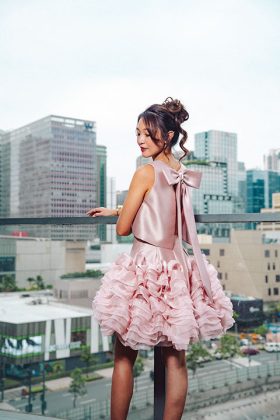 デザイナー、デビー・コーがPower Plant Mallでリゾート2026コレクション「Jardin du Soleil」を発表