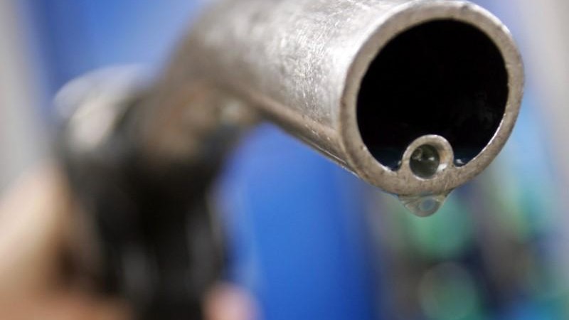Trump ordena a las petroleras reducir los precios de la gasolina y apunta al CEO de Chevron
