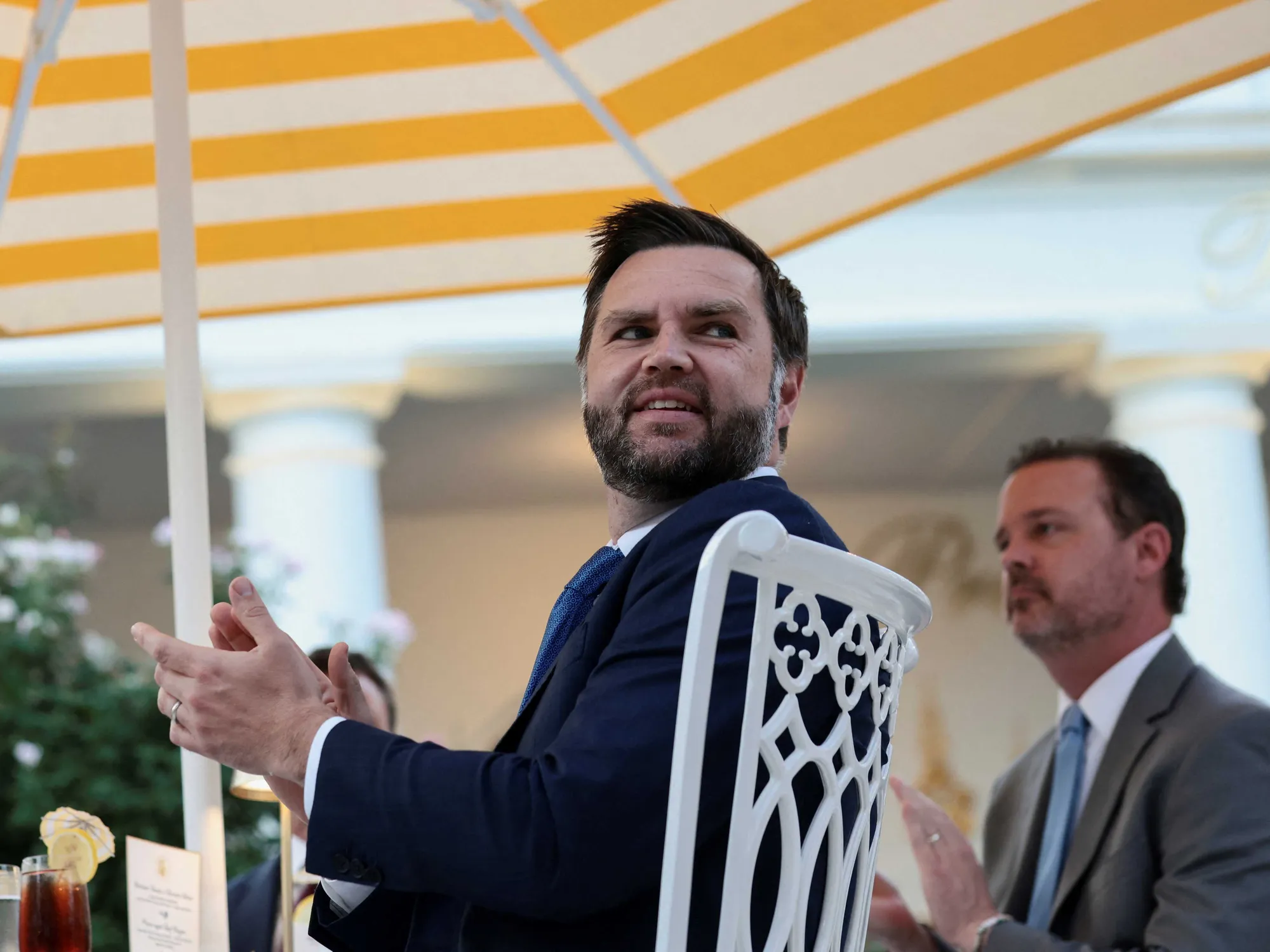 Las declaraciones de JD Vance en un podcast revelan un marco teológico apocalíptico que moldea su enfoque de gobierno