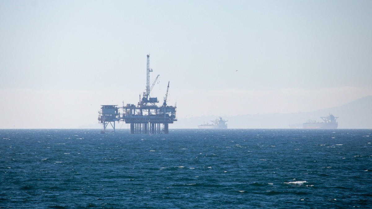 Il petrolio balza del 7% mentre Trump minaccia l'Iran poche ore prima della decisione della Fed