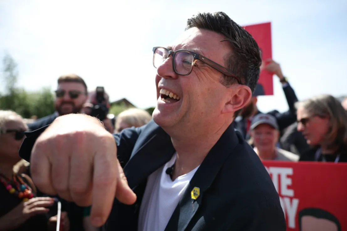 El efecto Burnham: el primer ministro experimenta un repunte de popularidad mientras caen las cifras de Farage