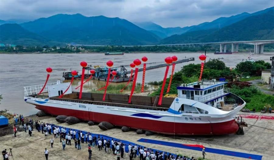China lanza su mayor buque de carga fluvial propulsado por hidrógeno