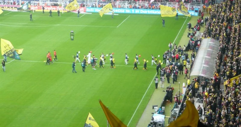 Lo SC Freiburg batte il Motherwell 2-1 nei playoff di Conference League dopo il rosso da VAR