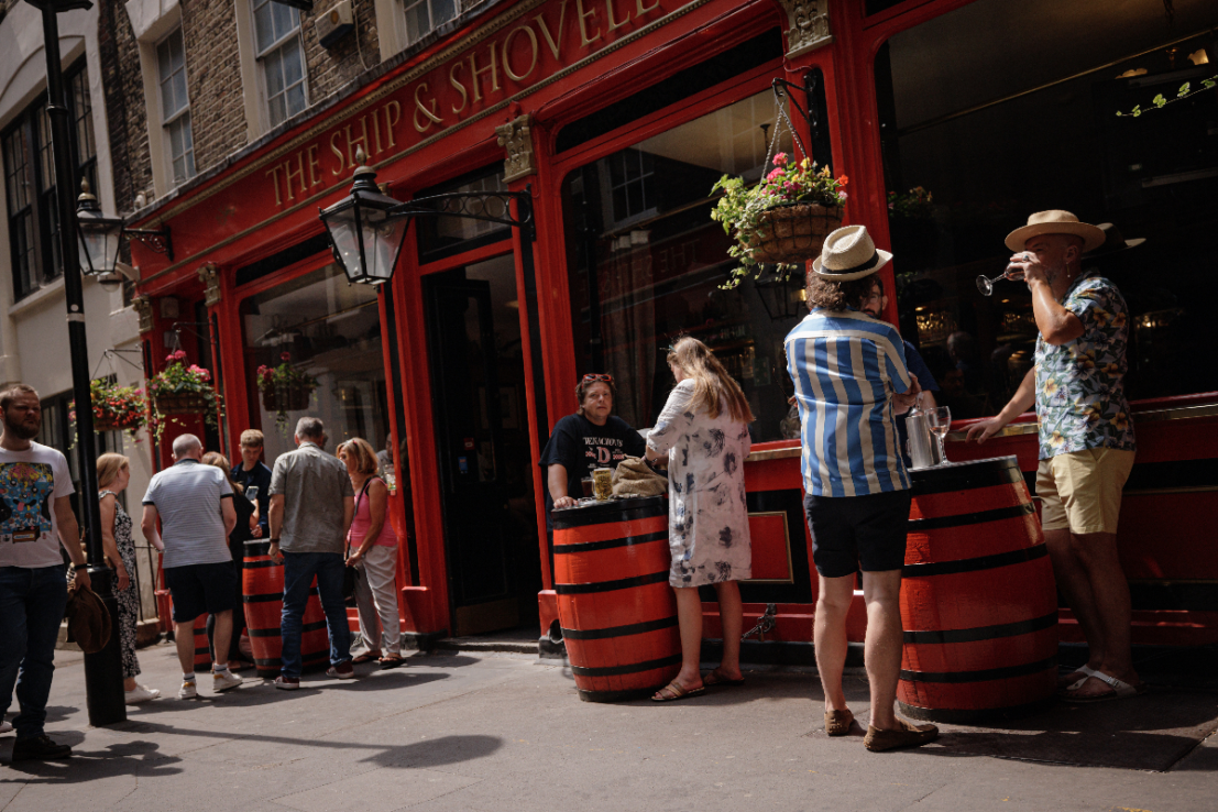Downing Street invita il consiglio di Westminster a sostenere la cultura dei pub di Soho nella disputa sul "vertical drinking"
