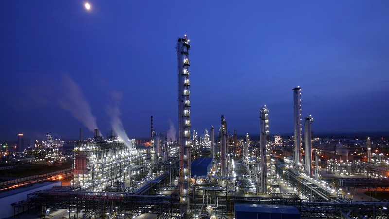 Sinopec pianifica la svolta verso nuove energie e chimica mentre calano le vendite di carburante