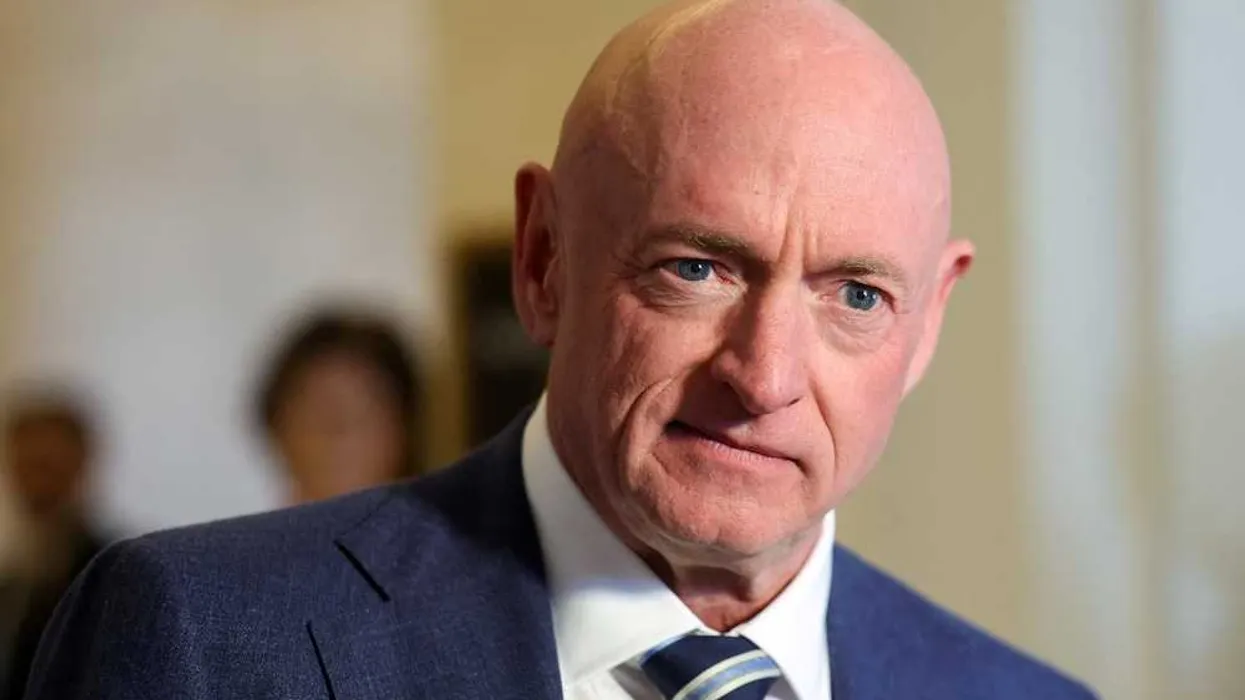 Mark Kelly afferma che Pete Hegseth ha ignorato il suo avvertimento mentre Massie avvia l'impeachment contro il segretario alla Difesa