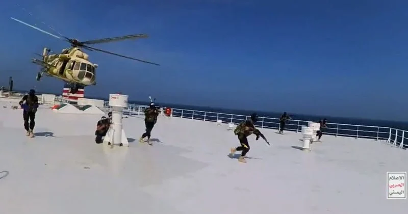 Versicherer stoppen Deckung für mit Saudi-Arabien verbundene Schiffe im Roten Meer angesichts der Huthi-Blockade, berichtet FT