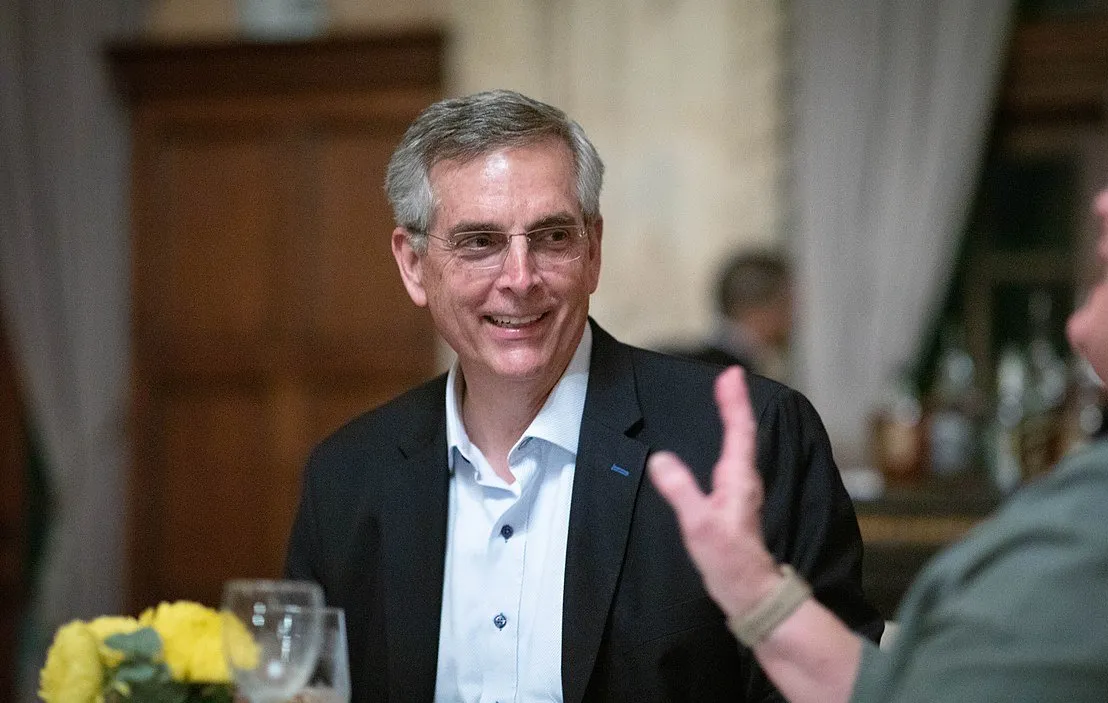 Republikeinse minister van Georgia weerstreeft poging van justitie om verkiezingsfunctionarissen te vervolgen wegens stemmen door niet-burgers