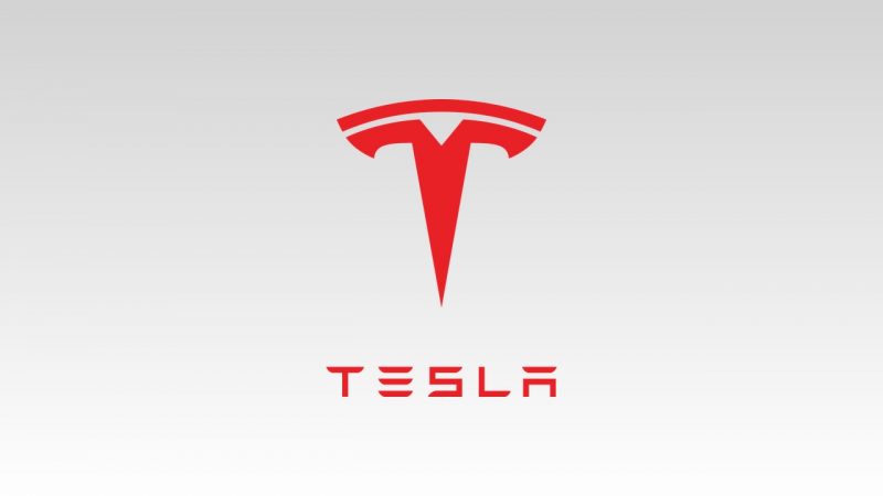 Tesla смещает фокус на робототехнику и ИИ, пока инвесторы призывают вернуться к основному автомобильному бизнесу